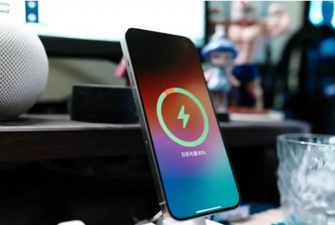 赤城苹果15换屏服务分享用什么充电器给iPhone15充电更好 